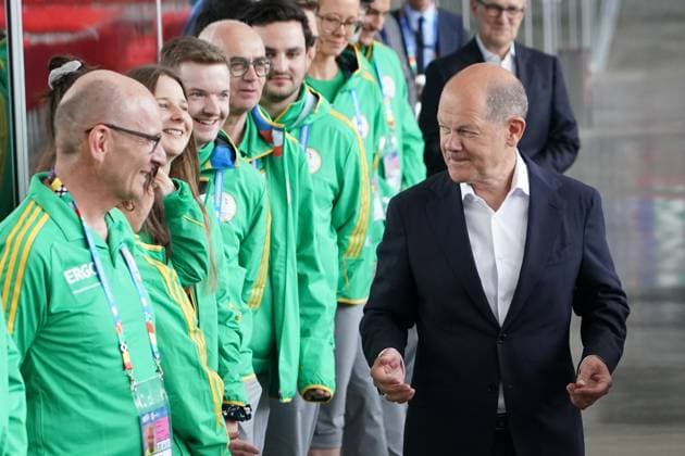Bundeskanzler Olaf Scholz (SPD) trifft EM-Volunteers mit EURO24 Turnierdirektor Philipp Lahm - München 03.06.2024: Kanzler Olaf Scholz besucht EM-Arena München