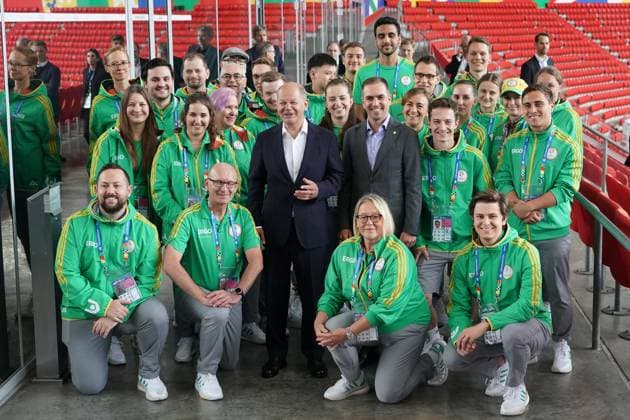 Bundeskanzler Olaf Scholz (SPD) trifft EM-Volunteers mit EURO24 Turnierdirektor Philipp Lahm - München 03.06.2024: Kanzler Olaf Scholz besucht EM-Arena München