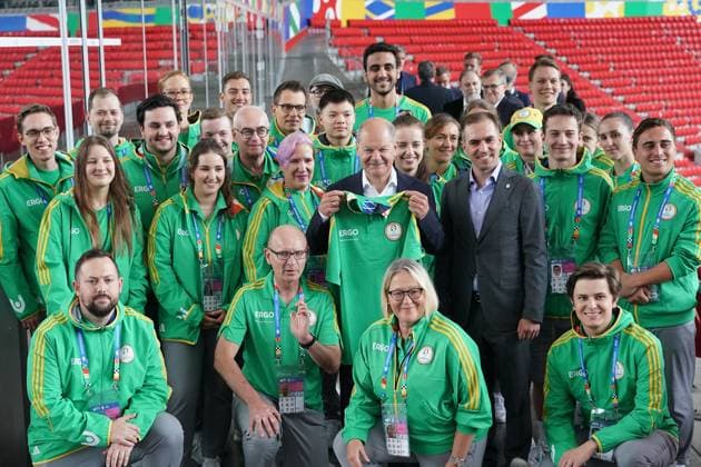 Bundeskanzler Olaf Scholz (SPD) trifft EM-Volunteers mit EURO24 Turnierdirektor Philipp Lahm - München 03.06.2024: Kanzler Olaf Scholz besucht EM-Arena München