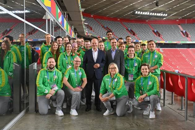 Bundeskanzler Olaf SCHOLZ, Philipp LAHM (Turnirdirektor der UEFA EURO, EM, Europameisterschaft,Fussball 2024) mit Volunteers,freiwillige Helfer. Bundeskanzler Olaf Scholz besucht die Fussball Arena Muenchen am 03.06.2024, Â