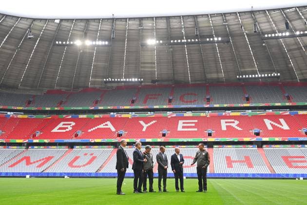 v.li:Juergen Muth ( Geschaftsfuehrer der Allianz Arena Stadion GmbH), Jan Christian DREESEN (Vorstandsvorsitzender FCB), Philipp LAHM (Turnirdirektor der UEFA EURO, EM, Europameisterschaft,Fussball 2024), Bundeskanzler Olaf SCHOLZ, Bundeskanzler Olaf Scholz besucht die Fussball Arena Muenchen am 03.06.2024, Â