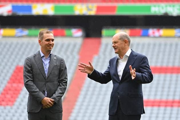 v.li: Philipp LAHM (Turnirdirektor der UEFA EURO, EM, Europameisterschaft,Fussball 2024), Bundeskanzler Olaf SCHOLZ, Bundeskanzler Olaf Scholz besucht die Fussball Arena Muenchen am 03.06.2024, Â