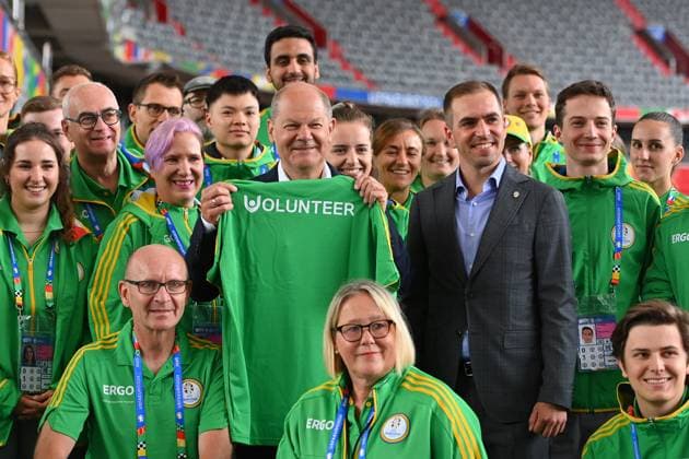 Bundeskanzler Olaf SCHOLZ, Philipp LAHM (Turnirdirektor der UEFA EURO, EM, Europameisterschaft,Fussball 2024) mit Volunteers,freiwillige Helfer. Bundeskanzler Olaf Scholz besucht die Fussball Arena Muenchen am 03.06.2024, Â