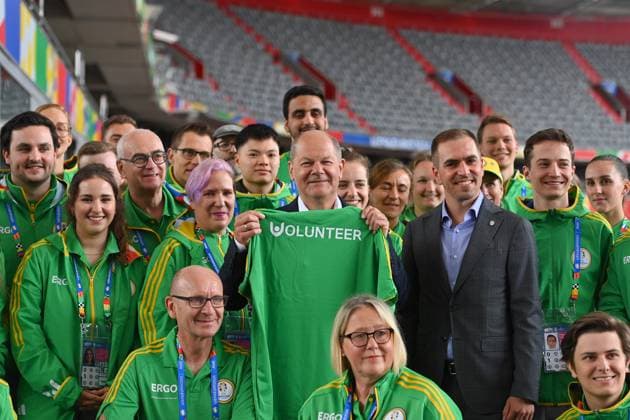 Bundeskanzler Olaf SCHOLZ, Philipp LAHM (Turnirdirektor der UEFA EURO, EM, Europameisterschaft,Fussball 2024) mit Volunteers,freiwillige Helfer. Bundeskanzler Olaf Scholz besucht die Fussball Arena Muenchen am 03.06.2024, Â