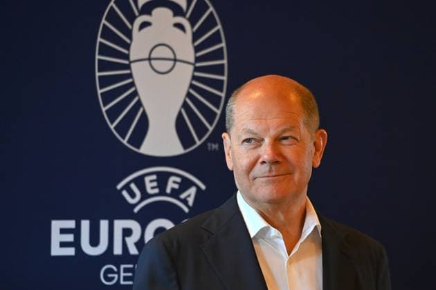 Bundeskanzler Olaf SCHOLZ, vor Logo der EURO 2024 Germany, Einzelbild,angeschnittenes Einzelmotiv,Portraet,Portrait,Porträt Bundeskanzler Olaf Scholz besucht die Fussball Arena Muenchen am 03.06.2024, Â