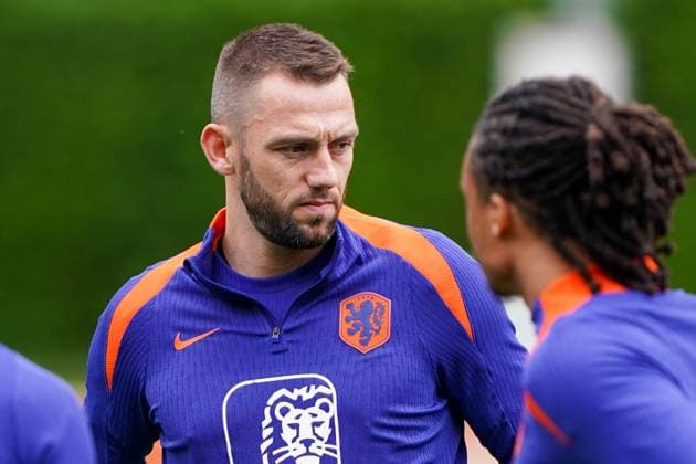 2024-06-03 Training Session Netherlands Men™s Football Team ZEIST, NETHERLANDS - JUNE 3: Stefan de Vrij looks on of Netherlands Men™s Football Team during a Training Session ahead of EURO 2024 at the KNVB Campus on June 3, 2024 in Zeist, Netherlands. (Photo by Andre Weening BSR Agency) Zeist Netherlands Content not available for redistribution in The Netherlands directly or indirectly through any third parties. Copyright: xBSRxAgencyx