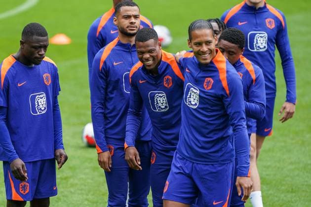 2024-06-03 Training Session Netherlands Men™s Football Team ZEIST, NETHERLANDS - JUNE 3: Virgil van Dijk, Denzel Dumfries and Cody Gakpo of Netherlands Men™s Football Team during a Training Session ahead of EURO 2024 at the KNVB Campus on June 3, 2024 in Zeist, Netherlands. (Photo by Andre Weening BSR Agency) Zeist Netherlands Content not available for redistribution in The Netherlands directly or indirectly through any third parties. Copyright: xBSRxAgencyx