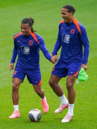 2024-06-03 Training Session Netherlands Men™s Football Team ZEIST, NETHERLANDS - JUNE 3: Nathan AkÃ and Virgil van Dijk holding hands of Netherlands Men™s Football Team during a Training Session ahead of EURO 2024 at the KNVB Campus on June 3, 2024 in Zeist, Netherlands. (Photo by Andre Weening BSR Agency) Zeist Netherlands Content not available for redistribution in The Netherlands directly or indirectly through any third parties. Copyright: xBSRxAgencyx