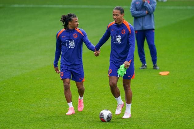 2024-06-03 Training Session Netherlands Men™s Football Team ZEIST, NETHERLANDS - JUNE 3: Nathan AkÃ and Virgil van Dijk holding hands of Netherlands Men™s Football Team during a Training Session ahead of EURO 2024 at the KNVB Campus on June 3, 2024 in Zeist, Netherlands. (Photo by Andre Weening BSR Agency) Zeist Netherlands Content not available for redistribution in The Netherlands directly or indirectly through any third parties. Copyright: xBSRxAgencyx