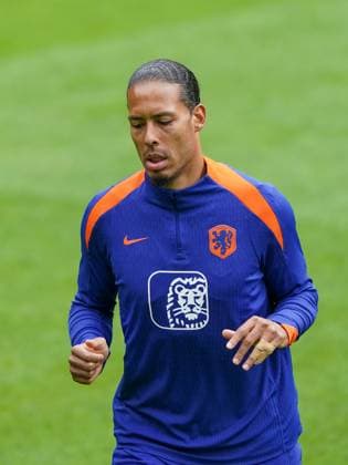 2024-06-03 Training Session Netherlands Men™s Football Team ZEIST, NETHERLANDS - JUNE 3: Virgil van Dijk of Netherlands Men™s Football Team during a Training Session ahead of EURO 2024 at the KNVB Campus on June 3, 2024 in Zeist, Netherlands. (Photo by Andre Weening BSR Agency) Zeist Netherlands Content not available for redistribution in The Netherlands directly or indirectly through any third parties. Copyright: xBSRxAgencyx