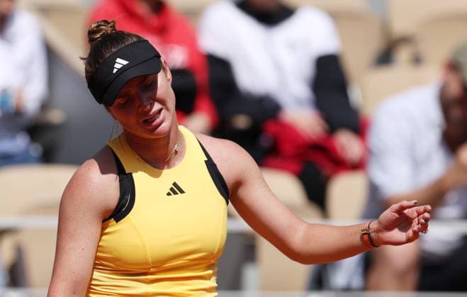 (240603) -- PARIS, June 3, 2024 -- Elina Svitolina reacts during the women s singles round of 16 match between Elena Rybakina of Kazakhstan and Elina Svitolina of Ukraine at the French tennis tournament in Paris, France, June 3, 2024. ) (SP)FRANCE-PARIS-TENNIS-FRENCH OPEN-WOMEN S SINGLES GaoxJing 