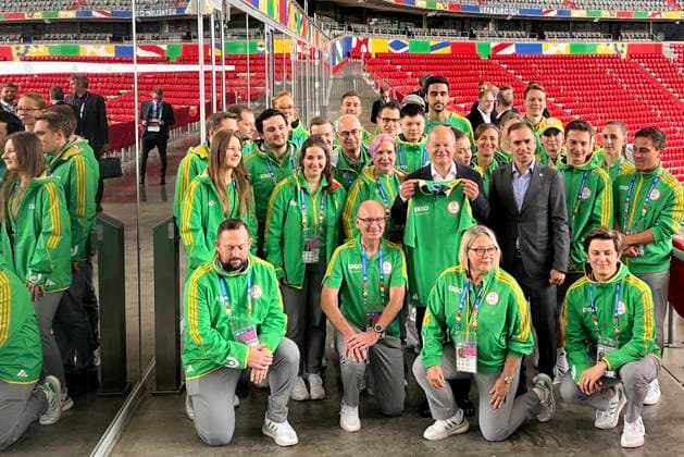 Volunteers der EURO24 Arena München mit Bundeskanzler Olaf Scholz (SPD) und Philipp Lahm - München 03.06.2024: Kanzler Olaf Scholz besucht EM-Arena München