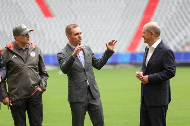 Bundeskanzler Olaf Scholz mit Philipp Lahm im Gespraech mit den Greenkeepern der Arena, auf dem Rasen, auf dem Spielfeld stehend, Gesten, Besuch des Bundeskanzlers Olaf Scholz, Fussball Arena Muenchen,Visit of the Chancellor, Munich Football Arena, 03.06.2024, Besuch des Bundeskanzlers Olaf Scholz, Fussball Arena Muenchen,Visit of the Chancellor, Munich Football Arena, 03.06.2024 Muenchen Copyright: xEibner-Pressefoto JennixMaulx EP_JML