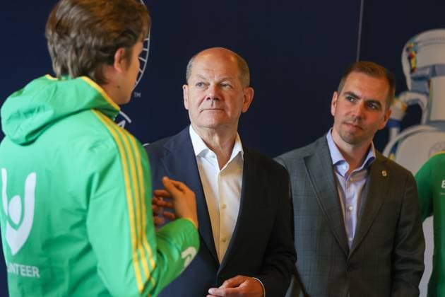 Bundeskanzler Olaf Scholz und Philipp Lahm im Gespraech mit den Volunteers der Euro 2024, Freiwillige, Besuch des Bundeskanzlers Olaf Scholz, Fussball Arena Muenchen,Visit of the Chancellor, Munich Football Arena, 03.06.2024, Besuch des Bundeskanzlers Olaf Scholz, Fussball Arena Muenchen,Visit of the Chancellor, Munich Football Arena, 03.06.2024 Muenchen Copyright: xEibner-Pressefoto JennixMaulx EP_JML