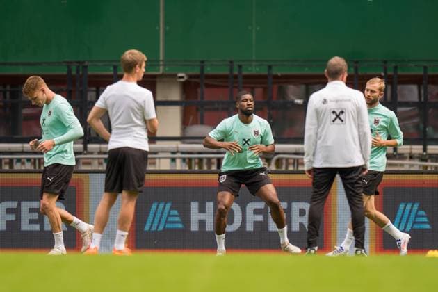 SOCCER - AUT vs SRB, test match VIENNA,AUSTRIA,03.JUN.24 - SOCCER - OEFB International Friendly, Länderspiel, Nationalmannschaft match, Austria vs Serbia, preview, training Team AUT. Image shows Kevin Danso (AUT) and the team of AUT.  GEPAxpictures xJohannesxFriedl