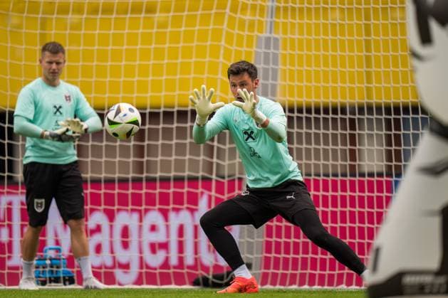 SOCCER - AUT vs SRB, test match VIENNA,AUSTRIA,03.JUN.24 - SOCCER - OEFB International Friendly, Länderspiel, Nationalmannschaft match, Austria vs Serbia, preview, training Team AUT. Image shows Patrick Pentz and Heinz Lindner (AUT).  GEPAxpictures xJohannesxFriedl