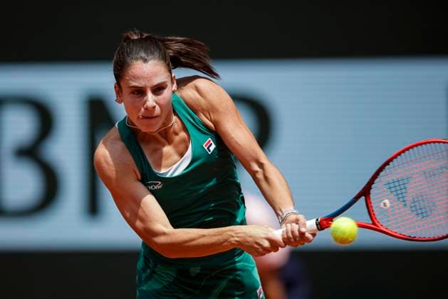 Emma Navarro of United States plays a backhand against Aryna Sabalenka during Women™s Single Round of 16 of 2024 French Open - Day 9 at Roland Garros on June 3, 2024 in Paris, France. (Photo by JustPictures) Paris Roland Garros France