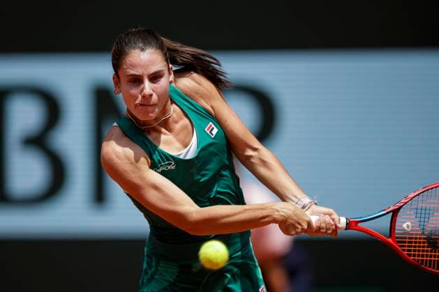 Emma Navarro of United States plays a backhand against Aryna Sabalenka during Women™s Single Round of 16 of 2024 French Open - Day 9 at Roland Garros on June 3, 2024 in Paris, France. (Photo by JustPictures) Paris Roland Garros France