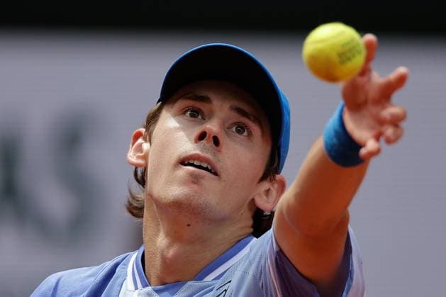 03.06.2024, Tennis, French Open 2024 Roland-Garros, FRA, Paris, Men™s Singles Court Suzanne-Lenglen - FOURTH ROUND Alex De Minaur (AUS) - Daniil Medvedev Bild: v. li. Alex De Minaur (AUS) macht einen Aufschlag. Copyright: HMBxMedia AntonioxBorga