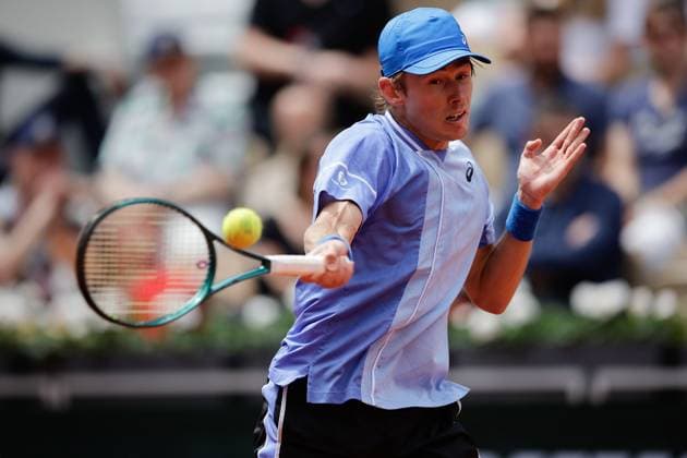 03.06.2024, Tennis, French Open 2024 Roland-Garros, FRA, Paris, Men™s Singles Court Suzanne-Lenglen - FOURTH ROUND Alex De Minaur (AUS) - Daniil Medvedev Bild: v. li. Alex De Minaur (AUS) spielt eine Vorhand. Copyright: HMBxMedia AntonioxBorga