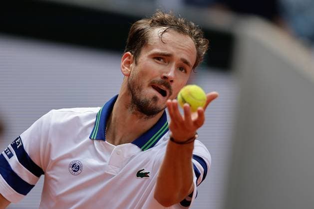 03.06.2024, Tennis, French Open 2024 Roland-Garros, FRA, Paris, Men™s Singles Court Suzanne-Lenglen - FOURTH ROUND Alex De Minaur (AUS) - Daniil Medvedev Bild: v. li. Daniil Medvedev macht einen Aufschlag. Copyright: HMBxMedia AntonioxBorga