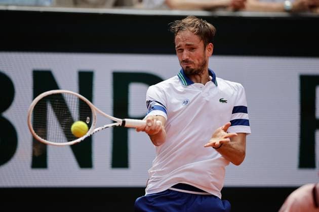 03.06.2024, Tennis, French Open 2024 Roland-Garros, FRA, Paris, Men™s Singles Court Suzanne-Lenglen - FOURTH ROUND Alex De Minaur (AUS) - Daniil Medvedev Bild: v. li. Daniil Medvedev spielt eine Vorhand, kämpft Copyright: HMBxMedia AntonioxBorga