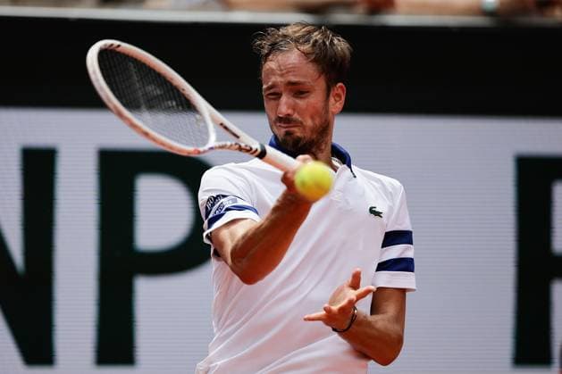 03.06.2024, Tennis, French Open 2024 Roland-Garros, FRA, Paris, Men™s Singles Court Suzanne-Lenglen - FOURTH ROUND Alex De Minaur (AUS) - Daniil Medvedev Bild: v. li. Daniil Medvedev spielt eine Vorhand, kämpft Copyright: HMBxMedia AntonioxBorga