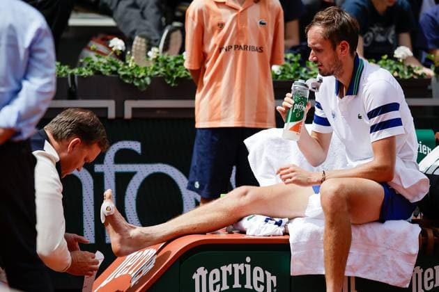 03.06.2024, Tennis, French Open 2024 Roland-Garros, FRA, Paris, Men™s Singles Court Suzanne-Lenglen - FOURTH ROUND Alex De Minaur (AUS) - Daniil Medvedev Bild: v. li. Daniil Medvedev wird am Fuss behandelt, ist verletzt Copyright: HMBxMedia AntonioxBorga