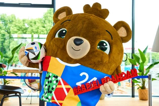 Sport Bilder des Tages Munich, Bavaria, Germany - June 3, 2024: The official mascot of UEFA EURO, EM, Europameisterschaft,Fussball 2024 Albärt poses with the football love ball at a press event in the Olympic Park in Munich