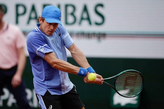 03.06.2024, Tennis, French Open 2024 Roland-Garros, FRA, Paris, Men™s Singles Court Suzanne-Lenglen - FOURTH ROUND Alex De Minaur (AUS) - Daniil Medvedev Bild: v. li. Alex De Minaur (AUS) spielt eine Rückhand. Copyright: HMBxMedia AntonioxBorga