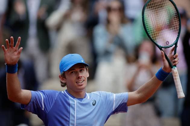 03.06.2024, Tennis, French Open 2024 Roland-Garros, FRA, Paris, Men™s Singles Court Suzanne-Lenglen - FOURTH ROUND Alex De Minaur (AUS) - Daniil Medvedev Bild: v. li. Alex De Minaur (AUS) jubelt, bedankt sich bei den Fans, bedanken, Dank. Copyright: HMBxMedia AntonioxBorga