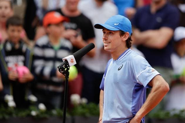 03.06.2024, Tennis, French Open 2024 Roland-Garros, FRA, Paris, Men™s Singles Court Suzanne-Lenglen - FOURTH ROUND Alex De Minaur (AUS) - Daniil Medvedev Bild: v. li. Alex De Minaur (AUS) spricht zum Publikum, bedankt sich bei den Fans, bedanken, Dank. Copyright: HMBxMedia AntonioxBorga