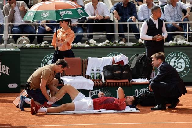 03.06.2024, Tennis, French Open 2024 Roland-Garros, FRA, Paris, Men™s Singles Court Philippe-Chatrier - FOURTH ROUND Novak Djokovic (Serbia) - Francisco Cerundolo (Argentina) Bild: v. li. Novak Djokovic (Serbia) wird behandelt Copyright: HMBxMedia AntonioxBorga