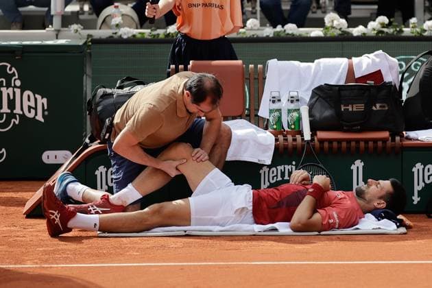 Sport Bilder des Tages 03.06.2024, Tennis, French Open 2024 Roland-Garros, FRA, Paris, Men™s Singles Court Philippe-Chatrier - FOURTH ROUND Novak Djokovic (Serbia) - Francisco Cerundolo (Argentina) Bild: v. li. Novak Djokovic (Serbia) wird behandelt Copyright: HMBxMedia AntonioxBorga