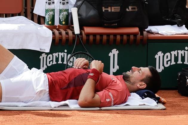 03.06.2024, Tennis, French Open 2024 Roland-Garros, FRA, Paris, Men™s Singles Court Philippe-Chatrier - FOURTH ROUND Novak Djokovic (Serbia) - Francisco Cerundolo (Argentina) Bild: v. li. Novak Djokovic (Serbia) wird behandelt am Boden, hat schmerzen Copyright: HMBxMedia AntonioxBorga