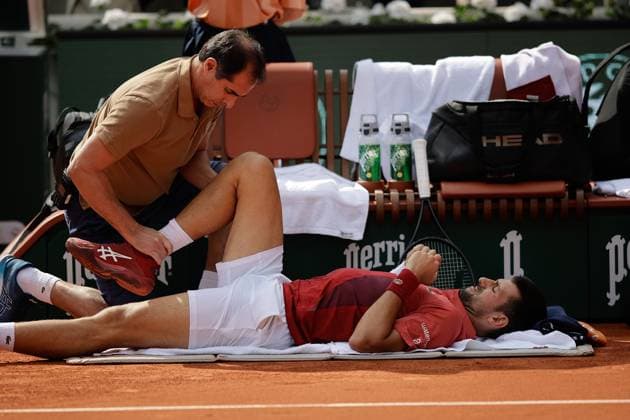 03.06.2024, Tennis, French Open 2024 Roland-Garros, FRA, Paris, Men™s Singles Court Philippe-Chatrier - FOURTH ROUND Novak Djokovic (Serbia) - Francisco Cerundolo (Argentina) Bild: v. li. Novak Djokovic (Serbia) wird am Boden behandelt, macht Übungen Copyright: HMBxMedia AntonioxBorga