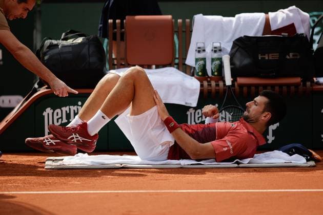 03.06.2024, Tennis, French Open 2024 Roland-Garros, FRA, Paris, Men™s Singles Court Philippe-Chatrier - FOURTH ROUND Novak Djokovic (Serbia) - Francisco Cerundolo (Argentina) Bild: v. li. Novak Djokovic (Serbia) wird am Boden behandelt, macht Übungen Copyright: HMBxMedia AntonioxBorga