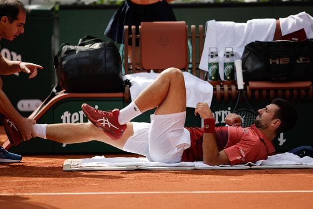 03.06.2024, Tennis, French Open 2024 Roland-Garros, FRA, Paris, Men™s Singles Court Philippe-Chatrier - FOURTH ROUND Novak Djokovic (Serbia) - Francisco Cerundolo (Argentina) Bild: v. li. Novak Djokovic (Serbia) wird am Boden behandelt, macht Übungen Copyright: HMBxMedia AntonioxBorga