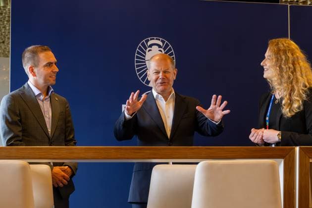 v.l. Philipp Lahm, Turnierdirektor der UEFA EURO, EM, Europameisterschaft,Fussball 2024, Bundeskanzler der Bundesrepublik Deutschland, Olaf Scholz im Gespraech mit den UEFA EURO 2024 verantworltichen, Bundeskanzler Olaf Scholz besucht die Fussball-Arena Muenchen, um sich vor Ort einen Eindruck von den Vorbereitungen auf die UEFA EURO 2024 zu verschaffen, 03.06.2024 Muenchen Bayern Deutschland