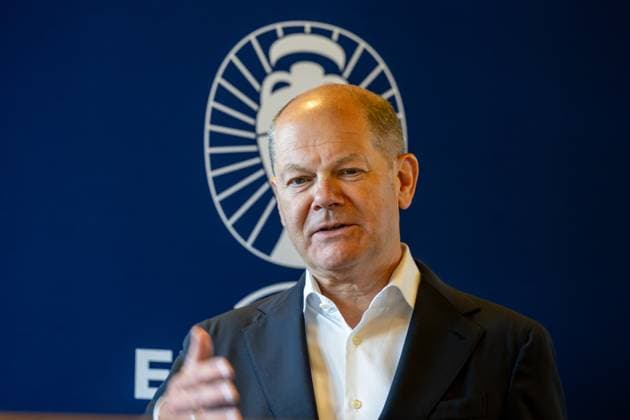 Bundeskanzler der Bundesrepublik Deutschland, Olaf Scholz, Bundeskanzler Olaf Scholz besucht die Fussball-Arena Muenchen, um sich vor Ort einen Eindruck von den Vorbereitungen auf die UEFA EURO, EM, Europameisterschaft,Fussball 2024 zu verschaffen, 03.06.2024 Muenchen Bayern Deutschland