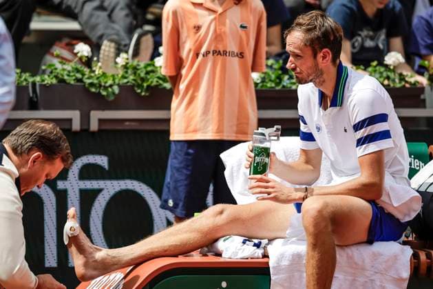 Sport Bilder des Tages Daniil Medvedev takes a break for medic assistance during his match against Alex de Minaur of Australia during the Men™s Singles Round of 16 of 2024 French Open - Day 9 at Roland Garros on June 3, 2024 in Paris, France. (Photo by JustPictures) Paris Roland Garros France