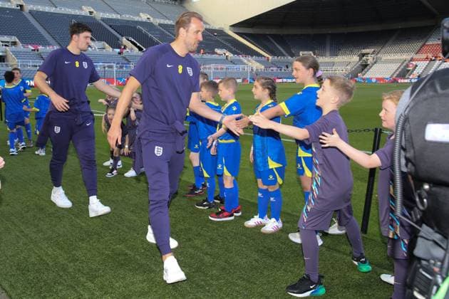 England v Bosnia & Herzegovina 03 June 2024 Newcastle-upom-Tyne, International football friendly match, England v Bosnia & Herzegovina - Harry Kane greets mascots before the match. (Photo by Mark Leech). Newcastle-upon-Tyne UK Copyright: xMarkxLeechxOffside