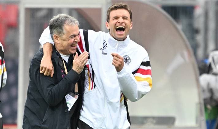 Bilder des Jahres 2024, Sport 06 Juni Sport Themen der Woche KW23 Sport Bilder des Tages 03.06.2024 - Fussball - Länderspiel Testspiel Freundschaftsspiel Vorbereitungsspiel : Deutschland GER DEU BRD - Ukraine UKR - - xwoxzix - Andreas Rettig (DFB-Geschäftsführer und Thomas Müller - happy Jubel Freude vor Spielbeginn *** 03 06 2024 Soccer international test match friendly match preparation match Germany GER DEU BRD Ukraine UKR xwoxzix Andreas Rettig DFB Managing Director Sport and Thomas Müller happy jubilation joy before the start of the match