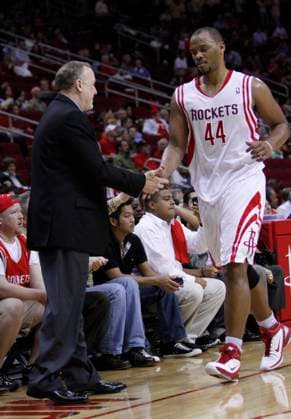 NBA, Basketball Herren, USA Basketball: Bobcats vs Rockets MAR 16 March 16, 2011: Houston Rockets head coach Rick Adelman congratulates Houston Rockets center Chuck Hayes (44) during the second half of the NBA basketball game between the Charlotte Bobcats and the Houston Rockets at the Toyota Center in Houston, TX. Houston defeated Charlotte 94-78.(Credit Image: & 169; Andrew Richardson Cal Media) Houston TX U.S. EDITORIAL USE ONLY Copyright: xx ZUMA-20110316_zaf_c04_042.jpg AndrewxRichardsonx csmphoto427377