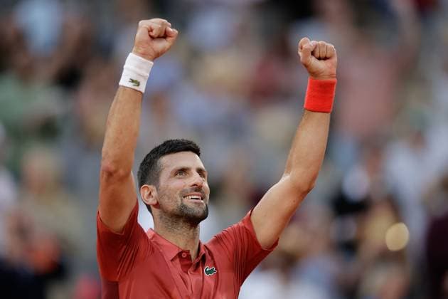 03.06.2024, Tennis, French Open 2024 Roland-Garros, FRA, Paris, Men™s Singles Court Philippe-Chatrier - FOURTH ROUND Novak Djokovic (Serbia) - Francisco Cerundolo (Argentina) Bild: v. li. Novak Djokovic (Serbia) jubelt Copyright: HMBxMedia AntonioxBorga