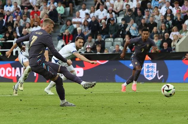 Newcastle Upon Tyne, England, 3rd June 2024. Cole Palmer of England shoots to sc ore a penalty during the International Friendly, Länderspiel, Nationalmannschaft match between England and Bosnia-Herzegovina at St. James Park, Newcastle Upon Tyne. Picture credit should read: Nigel Roddis Sportimage EDITORIAL USE ONLY. No use with unauthorised audio, video, data, fixture lists, club league logos or live services. Online in-match use limited to 120 images, no video emulation. No use in betting, games or single club league player publications. SPI-3178-0019