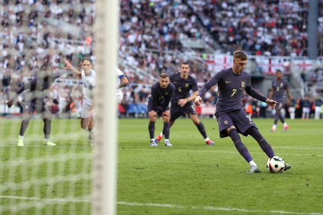 Sport Bilder des Tages England v Bosnia & Herzegovina 3 June 2024, Newcastle - International Football Friendly - England v Bosnia & Herzegovina - Cole Palmer of England scores the opening goal from the penalty spot - Photo: Mark Leech Offside. Newcastle UK Copyright: xMarkxLeechx xOffsidexOffside