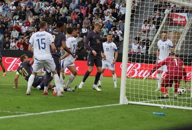 Sport Bilder des Tages Newcastle Upon Tyne, England, 3rd June 2024. Harry Kane (L) of England shoots to score the third goal during the International Friendly, Länderspiel, Nationalmannschaft match between England and Bosnia-Herzegovina at St. James Park, Newcastle Upon Tyne. Picture credit should read: Nigel Roddis Sportimage EDITORIAL USE ONLY. No use with unauthorised audio, video, data, fixture lists, club league logos or live services. Online in-match use limited to 120 images, no video emulation. No use in betting, games or single club league player publications. SPI-3178-0029