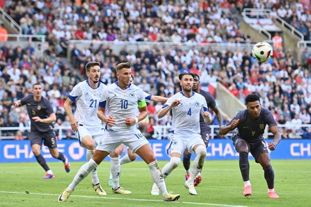 NEWCASTLE UPON TYNE, ENGLAND - JUNE 3: Ermedin DemiroviÄ? Bosnia & Herzegovina defending corner with Ollie Watkins of England trying to win a header during the International Friendly, Länderspiel, Nationalmannschaft match between England and Bosnia & Herzegovina at St James Park on June 3, 2024 in Newcastle upon Tyne, England. (Photo by Will Palmer SPP) (Will Palmer SPP) Copyright: xWillxPalmer SPPx spp-en-WiPa-RC4_WPA_ENGxBOS_03jun2024_SP-8382