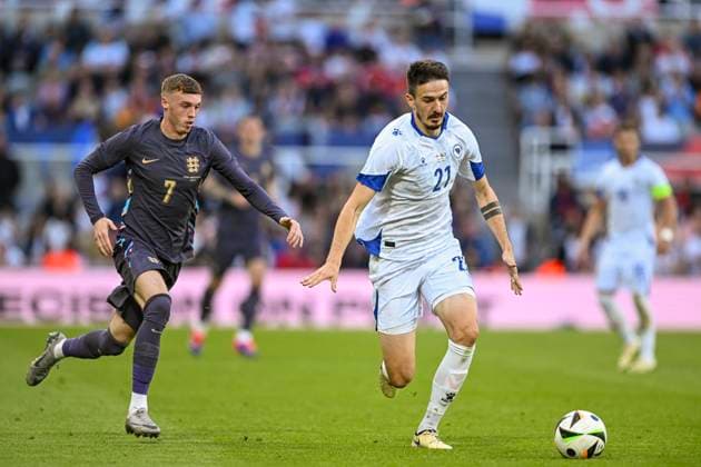 NEWCASTLE UPON TYNE, ENGLAND - JUNE 3: Stjepan RadeljiÄ? (R) of Bosnia & Herzegovina and Cole Palmer (L) of England in action during the International Friendly, Länderspiel, Nationalmannschaft match between England and Bosnia & Herzegovina at St James Park on June 3, 2024 in Newcastle upon Tyne, England. (Photo by Will Palmer SPP) (Will Palmer SPP) Copyright: xWillxPalmer SPPx spp-en-WiPa-RC4_WPA_ENGxBOS_03jun2024_SP-1034